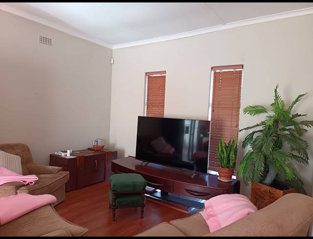 5 BEDROOM HOUSE FOR SALE IN THREE RIVERS